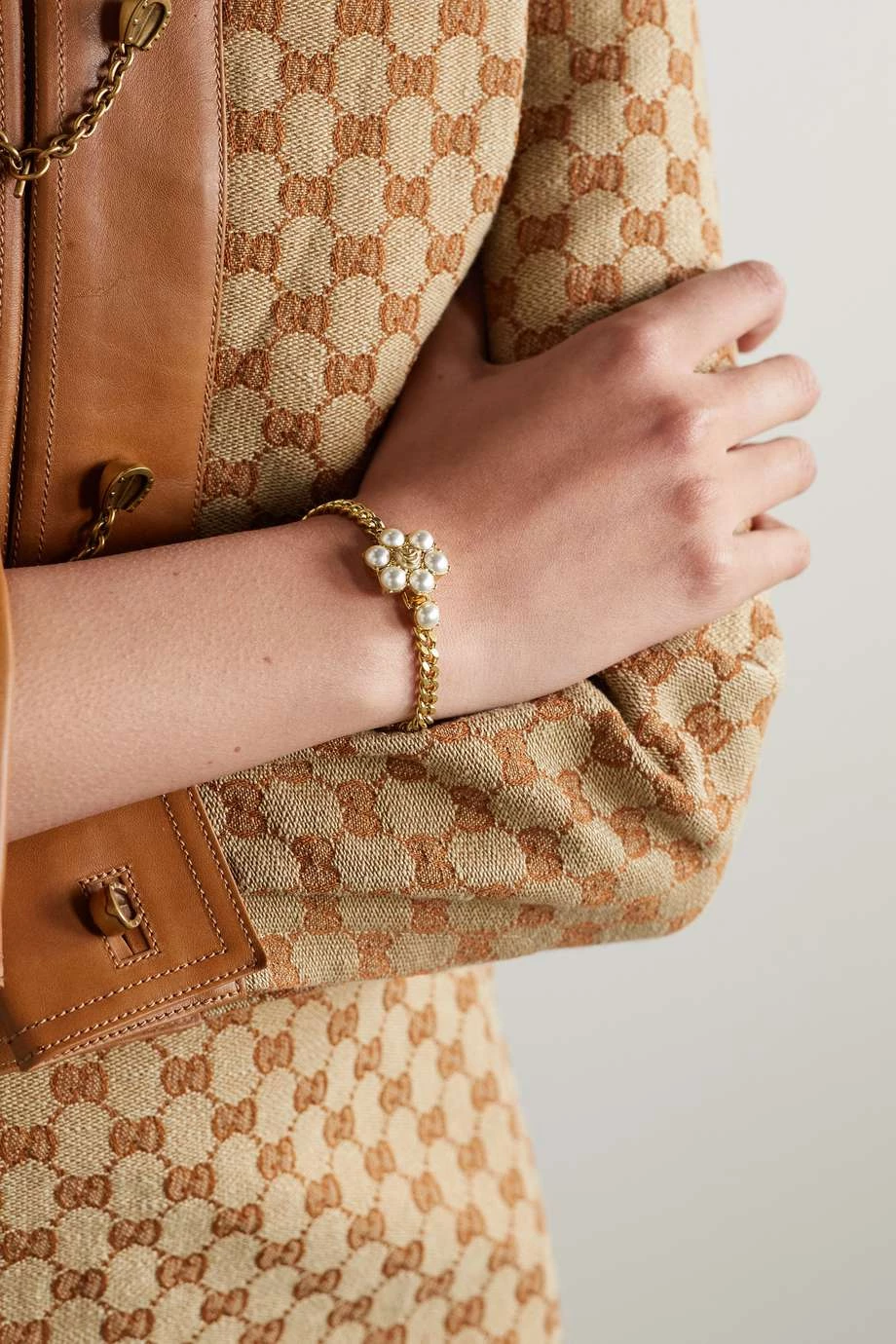 GUCCI Goldfarbenes Armband Mit Kunstperlen 2 GUCCI Goldfarbenes Armband Mit Kunstperlen – Bild 2