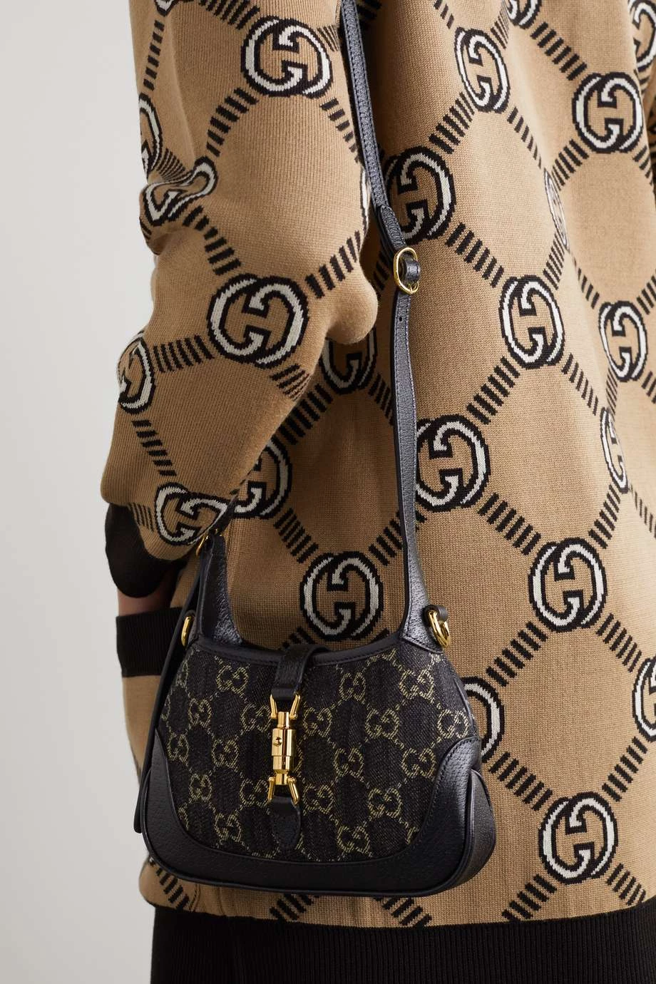 GUCCI Jackie 1961 Mini Schultertasche Aus Denim Mit Jacquard-Muster Und Lederbesätzen ,Schwarz 6 GUCCI Jackie 1961 Mini Schultertasche Aus Denim Mit Jacquard-Muster Und Lederbesätzen ,Schwarz – Bild 6