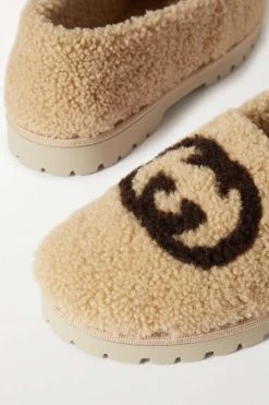GUCCI Elea Flache Schuhe Aus Shearling Mit Logoprint ,Beige -Gucci Verkäufe w920 q60 1195