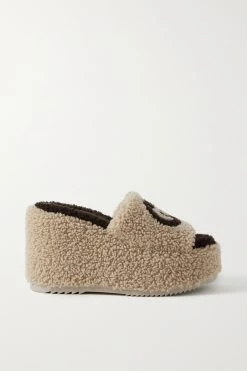 GUCCI Elea Pantoletten Aus Shearling Mit Intarsienlogo Und Plateau ,Beige