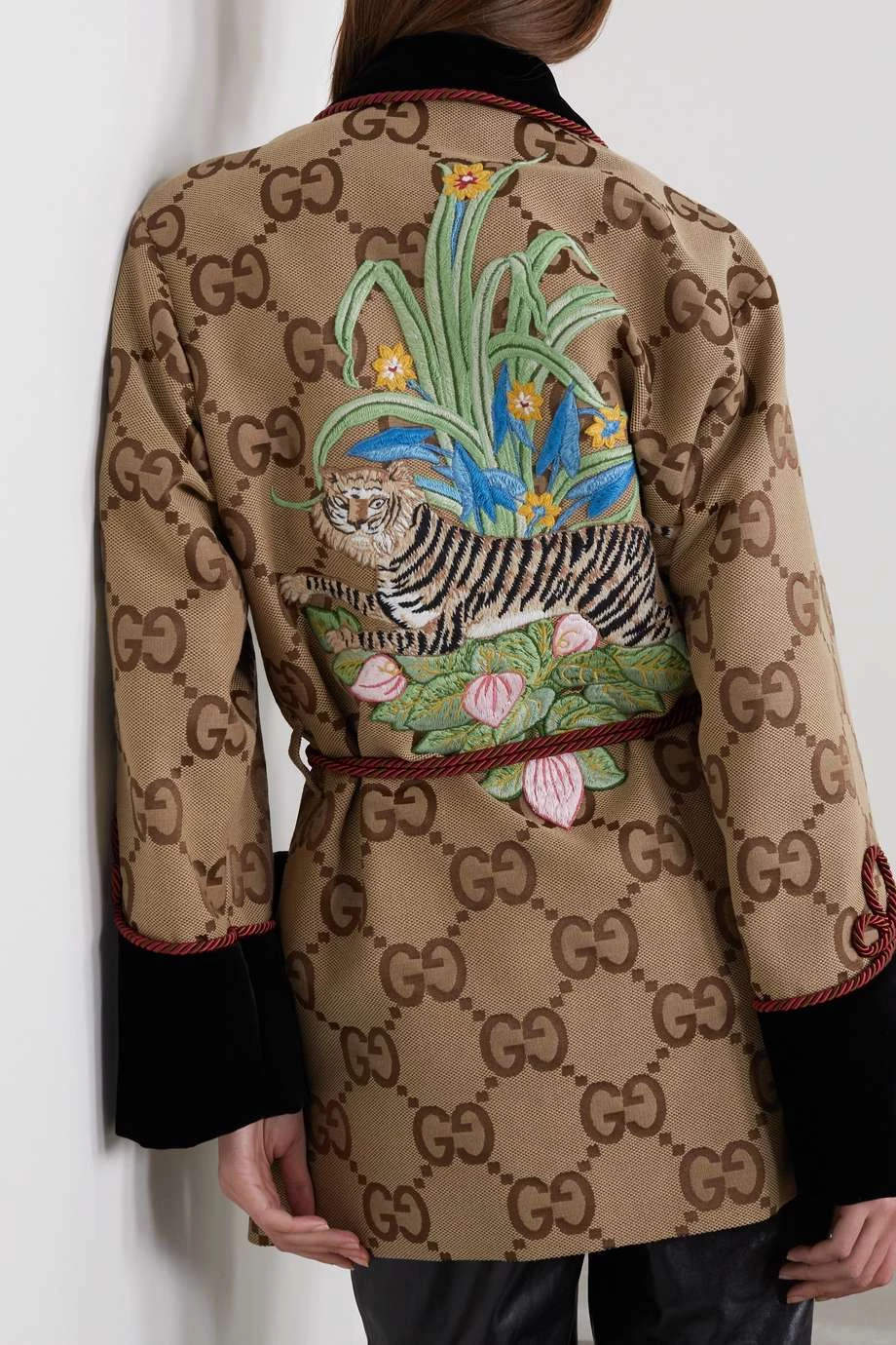 GUCCI Chinese New Year Jacke Aus Besticktem Canvas Mit Jacquard-Muster, Samtbesätzen Und Posamenten ,Braun 4 GUCCI Chinese New Year Jacke Aus Besticktem Canvas Mit Jacquard-Muster, Samtbesätzen Und Posamenten ,Braun – Bild 4