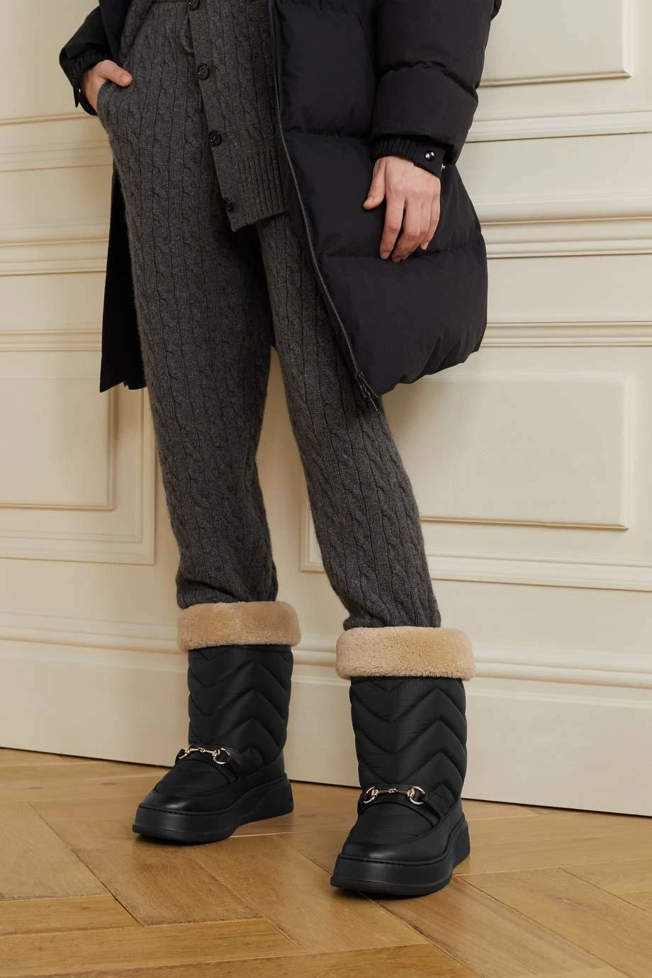 GUCCI Schneestiefel Aus Gestepptem Shell Mit Horsebit-Detail Und Besätzen Aus Shearling Und Leder ,Schwarz 2 GUCCI Schneestiefel Aus Gestepptem Shell Mit Horsebit-Detail Und Besätzen Aus Shearling Und Leder ,Schwarz – Bild 2