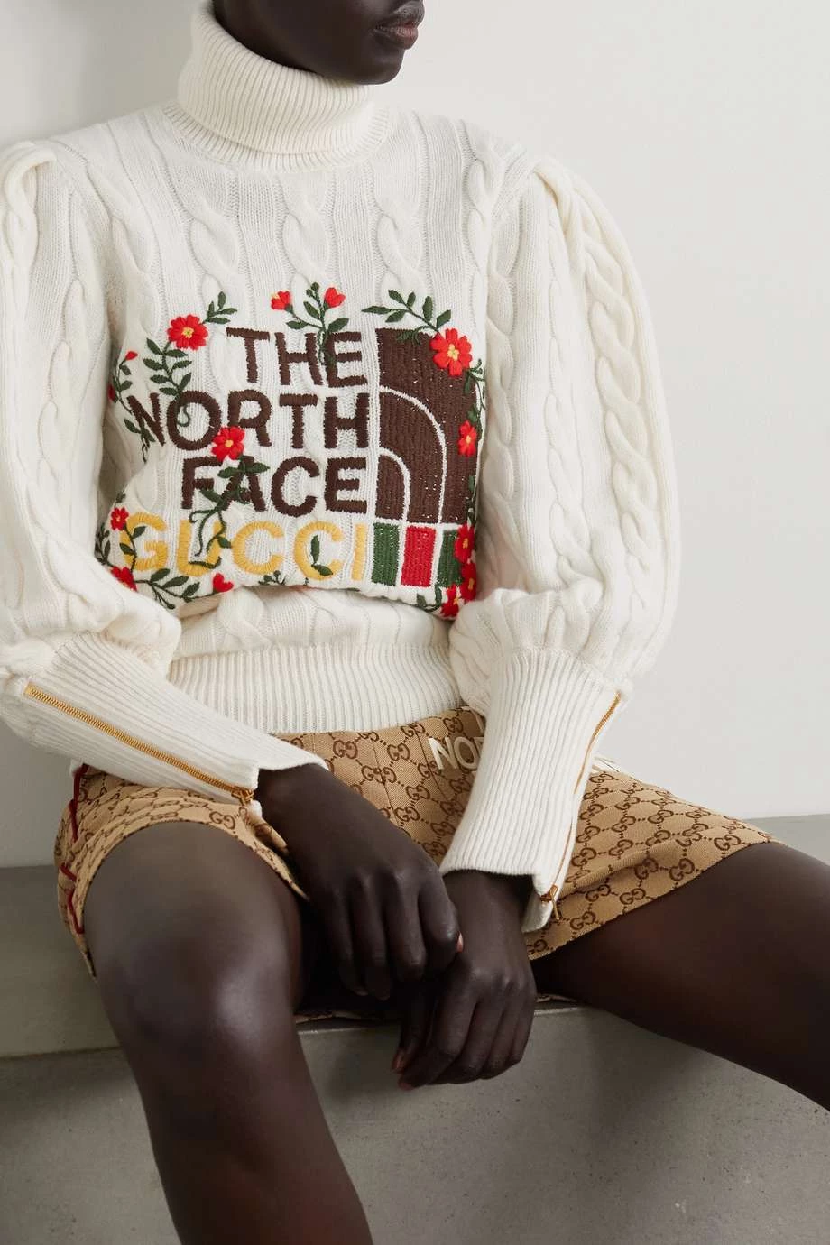 GUCCI + The North Face Rollkragenpullover Aus Wolle In Zopfstrick Mit Stickerei ,Elfenbein 3 GUCCI + The North Face Rollkragenpullover Aus Wolle In Zopfstrick Mit Stickerei ,Elfenbein – Bild 3