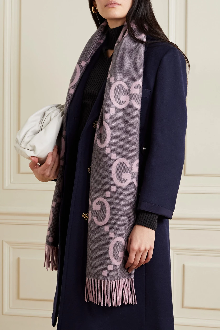 GUCCI Schal Aus Kaschmir-Jacquard Mit Fransen ,Flieder 2 GUCCI Schal Aus Kaschmir-Jacquard Mit Fransen ,Flieder – Bild 2