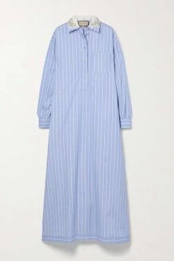 GUCCI Love Parade Maxi-Hemdblusenkleid Aus Gestreifter Baumwollpopeline Mit Spitzenbesatz Und Verzierungen ,Blau