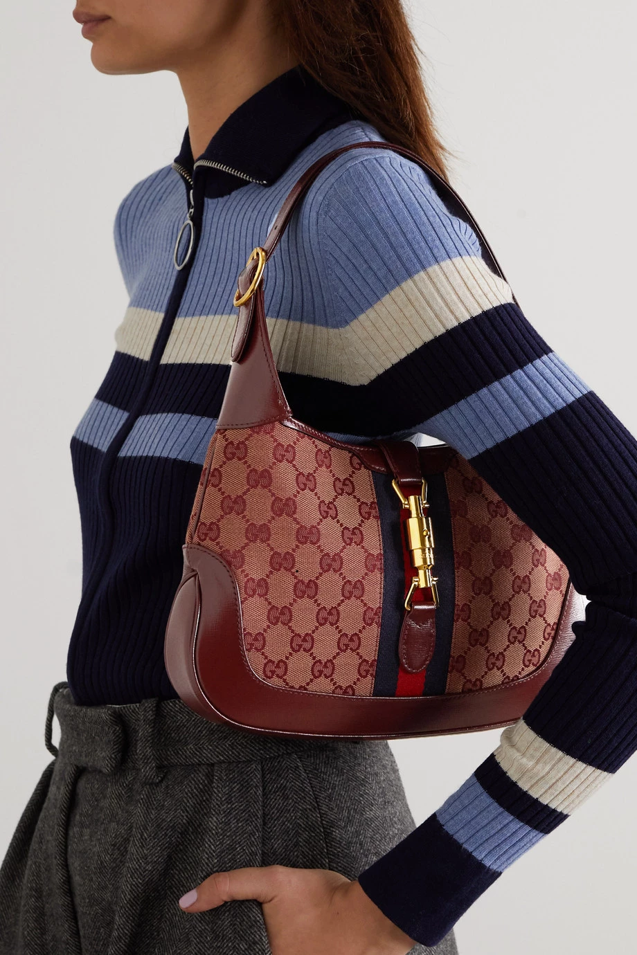 GUCCI Jackie 1961 Kleine Schultertasche Aus Beschichtetem Canvas Und Strukturiertem Leder Mit Webband ,Burgunder 2 GUCCI Jackie 1961 Kleine Schultertasche Aus Beschichtetem Canvas Und Strukturiertem Leder Mit Webband ,Burgunder – Bild 2