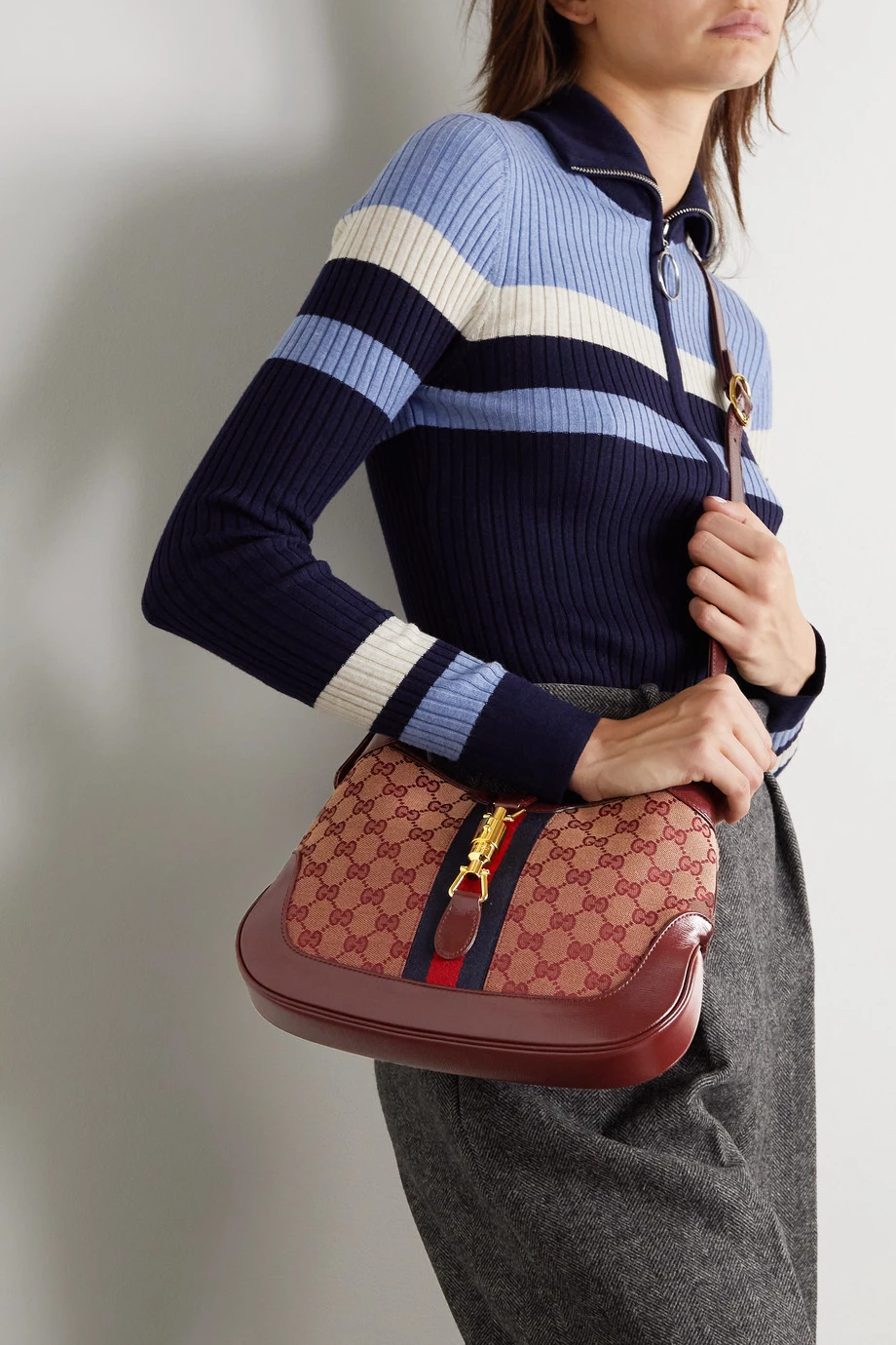 GUCCI Jackie 1961 Kleine Schultertasche Aus Beschichtetem Canvas Und Strukturiertem Leder Mit Webband ,Burgunder 6 GUCCI Jackie 1961 Kleine Schultertasche Aus Beschichtetem Canvas Und Strukturiertem Leder Mit Webband ,Burgunder – Bild 6