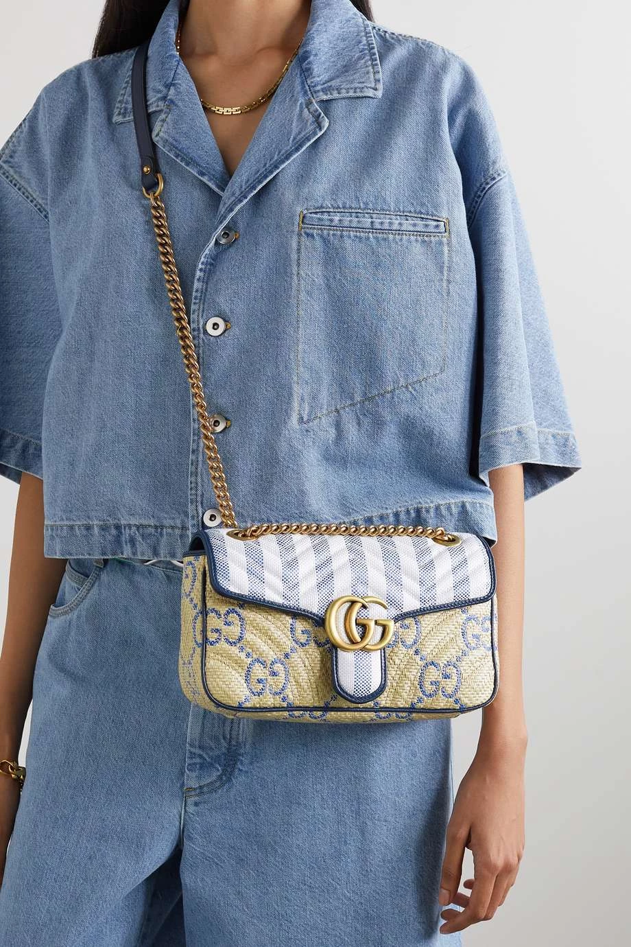 GUCCI GG Marmont 2.0 Schultertasche Aus Raffiabast Mit Lederbesätzen ,Blau 2 GUCCI GG Marmont 2.0 Schultertasche Aus Raffiabast Mit Lederbesätzen ,Blau – Bild 2