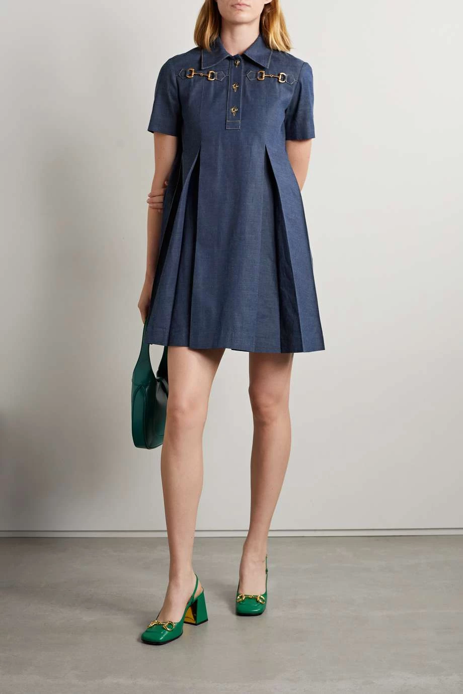 GUCCI Love Parade Mini-Jeanskleid Mit Falten Und „Horsebit“-Details ,Dunkler Denim 2 GUCCI Love Parade Mini-Jeanskleid Mit Falten Und „Horsebit“-Details ,Dunkler Denim – Bild 2