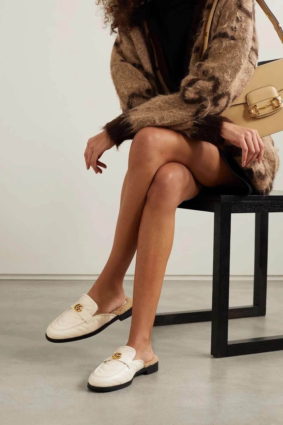 GUCCI Marmont Slippers Aus Gestepptem Leder Mit Shearling-Futter ,Wollweiß 2 GUCCI Marmont Slippers Aus Gestepptem Leder Mit Shearling-Futter ,Wollweiß – Bild 2